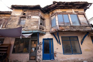 Tarihi merkezde eski bir evin cephesi. Tarihi merkezde eski bir ev..