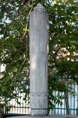 Demir çit, doğal arka plan, mezarlıktaki bahçe duvarı, miras binası.