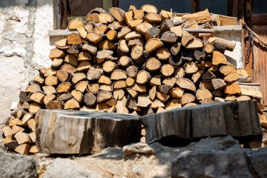 Bir kır evinin bahçesinde yakacak odun yığını. Bir yığın huş ağacı kütüğü..