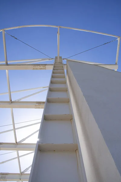 Detalhe Estrutura Aço Edifício Moderno Contra Céu Azul — Fotografia de Stock