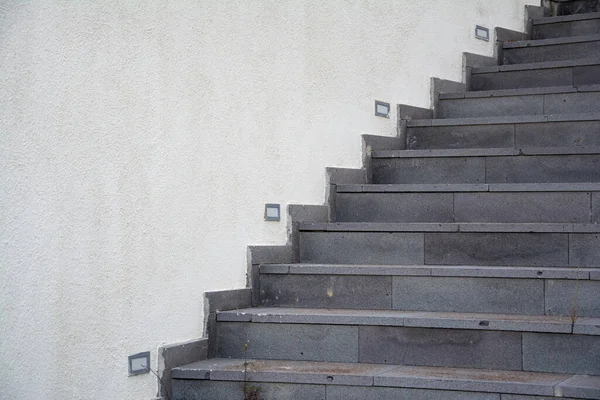 Лестница Белой Стене Здания Парке Серая Каменная Лестница Белом Фоне — стоковое фото