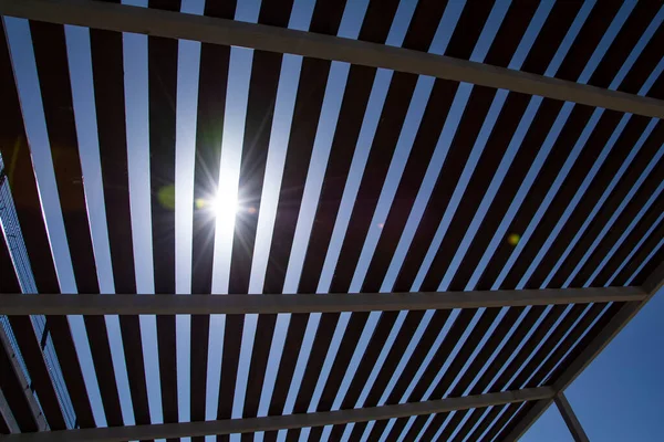 Sonnenlicht Scheint Durch Das Dach Einer Hölzernen Pergola Einem Sonnigen — Stockfoto