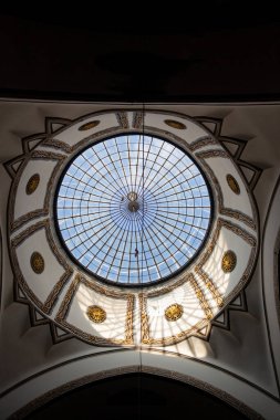 Bursa, Türkiye 'deki Ulu Camii' nin kubbesinin manzarası. Ulu Camii 'nin kaligraflar tarafından yapılan duvar süslemelerinin iç görünümü.