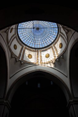 Bursa, Türkiye 'deki Ulu Camii' nin kubbesinin manzarası. Ulu Camii 'nin kaligraflar tarafından yapılan duvar süslemelerinin iç görünümü.