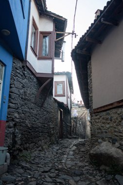 Türkiye 'nin Bursa kentindeki Dar Sokak. Taş duvarlı eski evler.