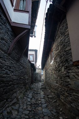 Türkiye 'nin Bursa kentindeki Dar Sokak. Taş duvarlı eski evler.