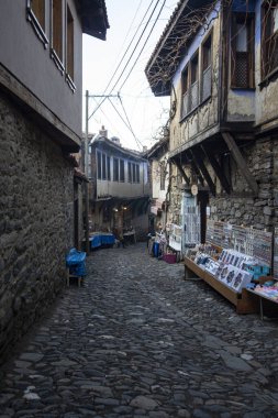 Türkiye 'nin Bursa kentindeki Dar Sokak. Yerel satış ürünleri standı.