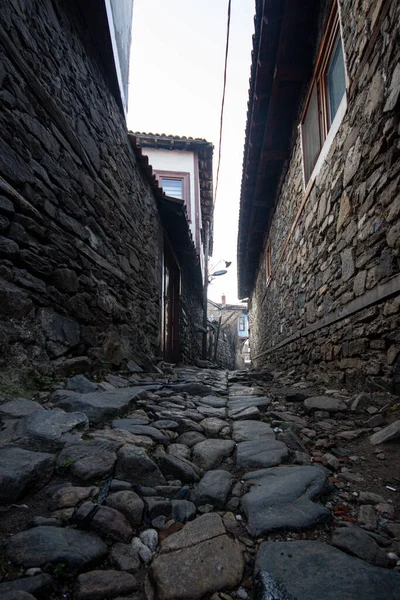 Türkiye 'nin Bursa kentindeki Dar Sokak. Taş duvarlı eski evler.