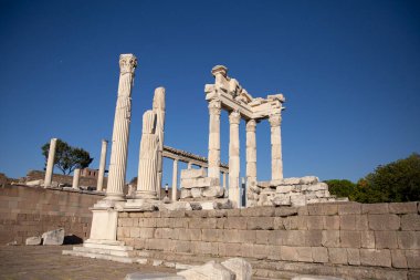 Trajan Tapınağı 'nın kalıntıları. Pergamum-Pergamon antik alanı. İzmir, Pergamon Akropolünün Antik Harabeleri.