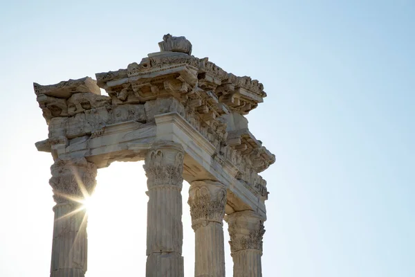ペルガモン アクロポリスの古代遺跡 背景に太陽と古代都市の列の遺跡 — ストック写真