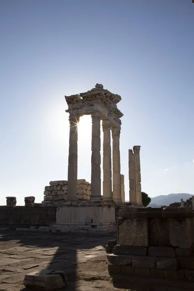 トラヤヌス神殿跡ペルガモン神殿跡 ペルガモン トルコのイズミル 背景に太陽と古代都市の列 — ストック写真
