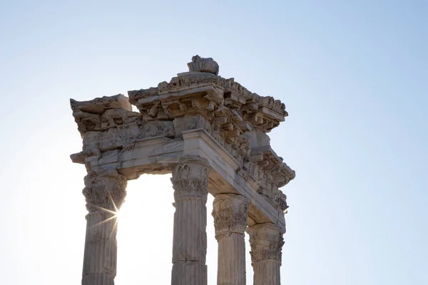 ペルガモン アクロポリスの古代遺跡 背景に太陽と古代都市の列の遺跡 — ストック写真