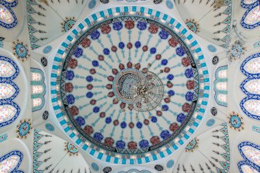 Eski köydeki Cami 'nin iç manzarası. Türkiye 'deki klasik fayans motiflerinin iç görünümü