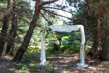 Ormanda düğün kemeri. Ormanda düğün kemeri. Ormanda düğün töreni, duvak ve çiçekler.