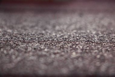 Beton bir levhanın yüzeyine yakın çekim. Asfalt levhanın yüzeyine yakın çekim. Asfalt yol dokusunun soyut arkaplanı