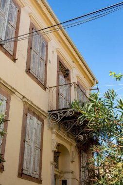 Türkiye 'nin eski Cunda kentinin mimarisi. Cunda 'nın merkezinde eski bir ev..