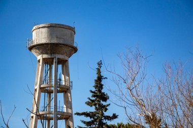 Mavi gökyüzüne karşı su kulesi. Gökyüzü arka planında su kulesi. 