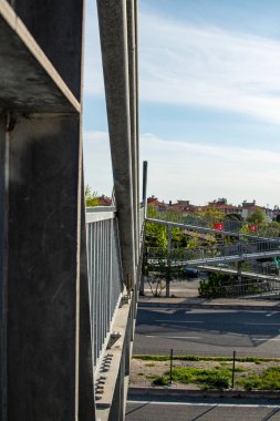 Modern bir köprünün çelik yapısının yakın görüntüsü. Caddedeki metal çitlere yakın çekim. Arka planda mavi gökyüzü olan çelik bir köprünün ayrıntıları.