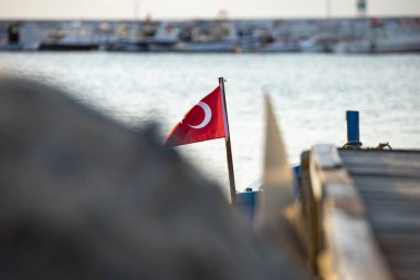 Limanda bir balıkçı teknesinde Türkiye bayrağı. Denizdeki bir teknede Türk bayrağı. 