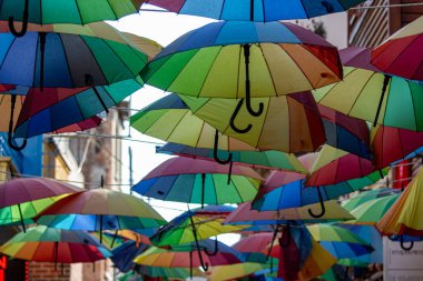 Türkiye 'nin Çanakkale kentindeki sokak pazarında renkli şemsiyeler. Sokakta renkli şemsiyeler
