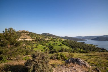 Dağdan göle bak. Dağın tepesinden denize ve gökyüzüne bak. Dağdan nehrin panoramik manzarası.