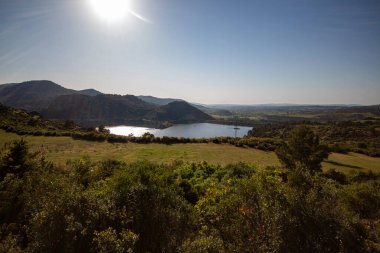 Dağdan göle bak. Dağın tepesinden denize ve gökyüzüne bak. Dağdan nehrin panoramik manzarası.