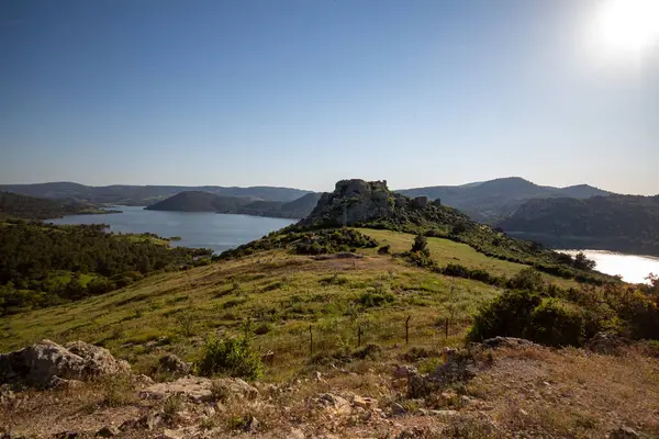 Dağdan göle bak. Dağın tepesinden denize ve gökyüzüne bak. Dağdan nehrin panoramik manzarası.