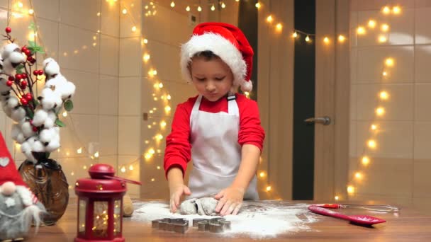 Świąteczny Dzieciak Piecze Chłopiec Ugniatać Ciasto Mąkę Kuchni Dziecko Piec — Wideo stockowe