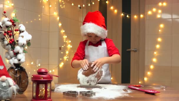 Szczęśliwe Wesołe Dziecko Przygotowuje Ciasto Brudne Ręce Dzieci Ugniatają Ciasto — Wideo stockowe