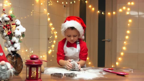 Pemanggang Anak Natal Boy Knead Adonan Dan Tepung Dapur Kue — Stok Video