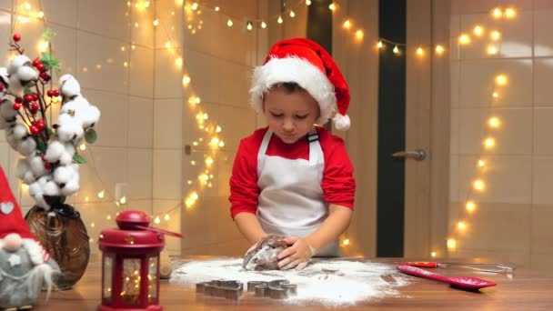 Szczęśliwe Wesołe Dziecko Przygotowuje Ciasto Brudne Ręce Dzieci Ugniatają Ciasto — Wideo stockowe