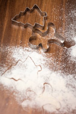 Geleneksel zencefilli çörek ve ballı kurabiye, Noel ağacı ve erkek şekli. Kış ve Noel kartı, ahşap arka plan. Yüksek kalite fotoğraf