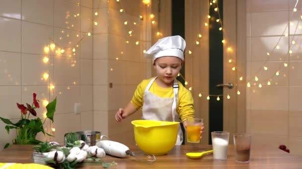 小さな男の子がボウルに卵を割り込みます 高品質4K映像 — ストック動画