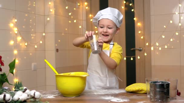 Ett Barn Gör Chokladkakan Högkvalitativ Film — Stockvideo
