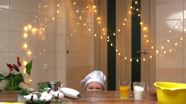 Förvånad Pojke Kockuniform Grabben Har Köksredskap Matlagning Hemligheter Och Tips — Stockvideo