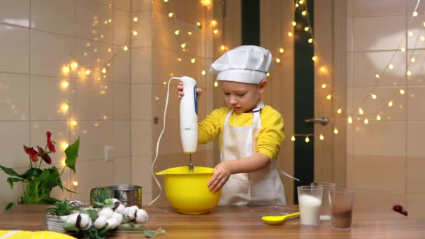 Pojke Hjälpa Mamma Förbereda Paj Deg Med Mixer Visp Högkvalitativ — Stockvideo