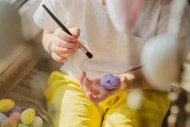 Çocuklar paskalya yumurtalarını farklı renklerde boyarlar. Manzarayı kapat. Yüksek kalite fotoğraf