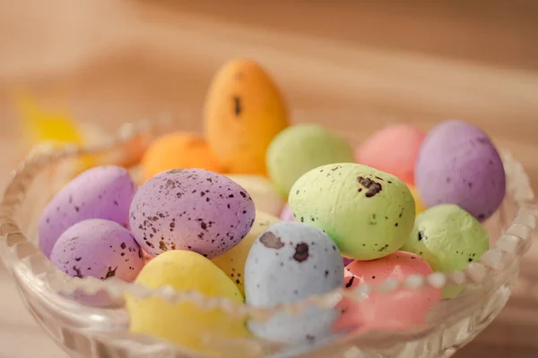 Многоцветные Пасхальные Яйца Стеклянной Пластине Пасхальные Яйца Пастельного Цвета Крупный — стоковое фото