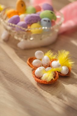 Paskalya yumurtaları ve kuşlar tahta masaya yuva yapar. Yüksek kalite fotoğraf