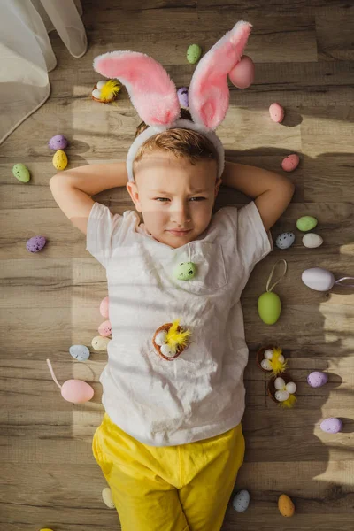 Мальчик Кролик Лежит Комнате Пасхальными Яйцами Забавный Маленький Пасхальный Кролик — стоковое фото