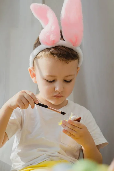 Пасха Пасхальная Концепция Мальчик Кроличьих Ушах Красил Пасхальные Яйца Краска — стоковое фото