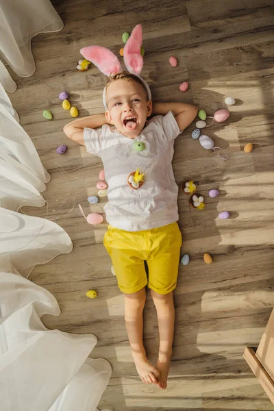Menino Feliz Com Orelhas Coelho Está Chão Madeira Com Ovos — Fotografia de Stock