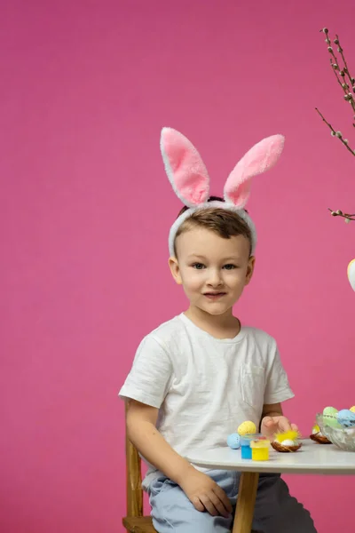 Ребенок Красил Пасхальные Яйца Дети Кроличьих Ушах Красочные Яйца Пасхальной — стоковое фото