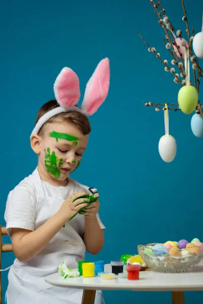 Очаровательный Маленький Мальчик Рисует Красочные Пасхальные Яйца Проводя Время Дома — стоковое фото