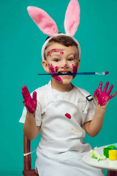 Пасха Пасхальная Концепция Мальчик Рисует Пасхальные Яйца Краска Яйца Пасху — стоковое фото