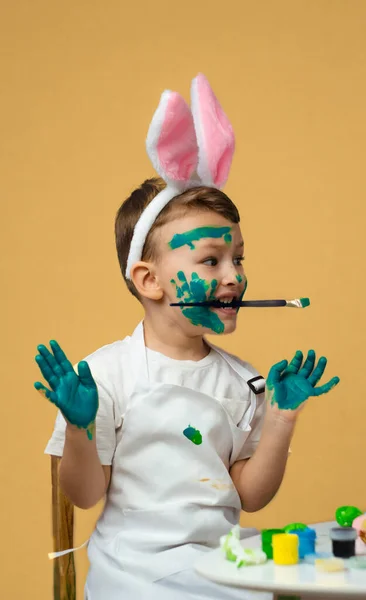 Смешной Счастливый Мальчик Кроличьими Ушами Красил Пасхальное Яйцо Вертикальное Фото — стоковое фото