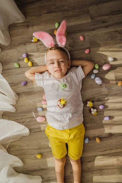 Мальчик Кролик Лежит Комнате Пасхальными Яйцами Забавный Маленький Пасхальный Кролик — стоковое фото