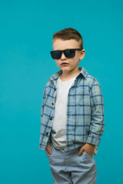 Criança Engraçada Menino Moda Óculos Sol Fundo Azul Foto Vertical — Fotografia de Stock