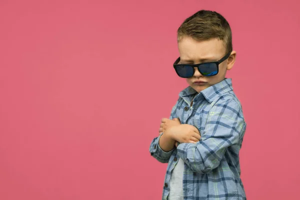 Mały Chłopiec Niebieskiej Koszuli Okularach Przeciwsłonecznych Różowym Tle Dziecko Złożyło — Zdjęcie stockowe
