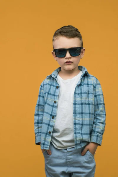 Menino Elegante Óculos Sol Miúdo Elegante Camisa Moda Crianças Fundo — Fotografia de Stock